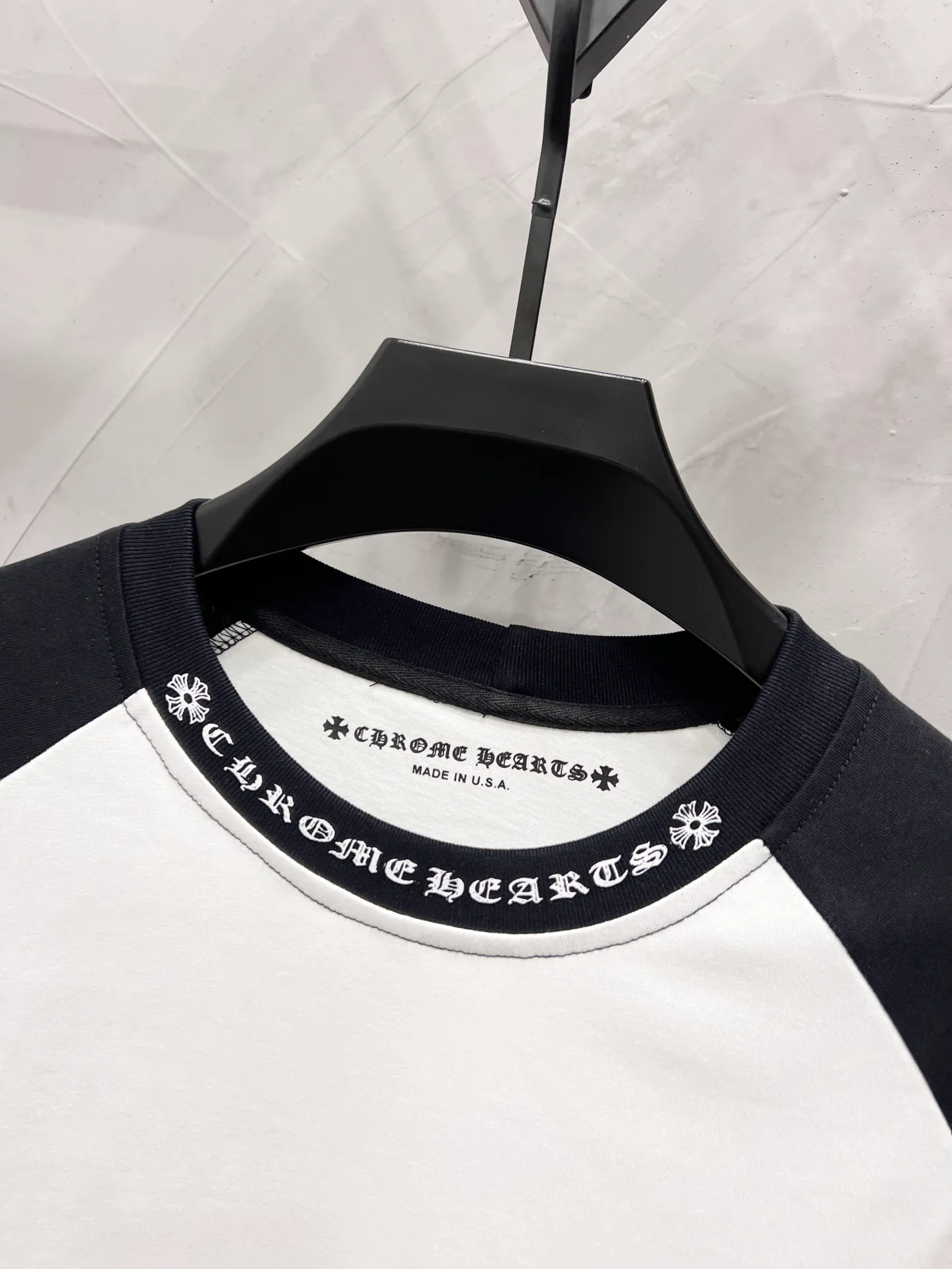 P140 Style number: YC41 Chrome Hearts 23ss Sanskrit horseshoe splicing printed popular long-sleeved T-shirt The fabric is custom-woven and dyed 32-woven 260g pure cotton single-sided reactive dyeing. The whole garment is printed using thermosetting ink materials and is printed by hand. The sleeves are printed using the original foaming process. The feel is not a single glue smooth effect and will have a frosted feel. Large quantities are in stock. Same style for men and women. Size: S M L XL
